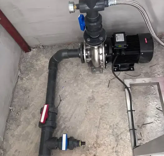 Merkezi su arıtma tesisatında pompa ve boru bağlantıları