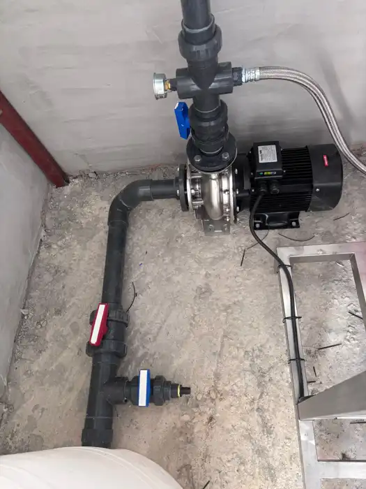 Merkezi su arıtma tesisatında pompa ve boru bağlantıları